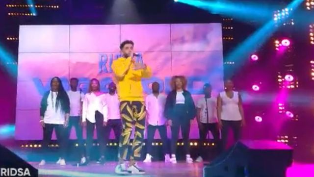 Le pantalon imprimé porté par Ridsa dans Touche pas à mon poste