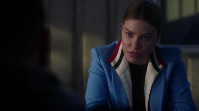 Le pull zippé porté par le Lt. Chloé Decker (Lauren German) dans Lucifer S03E23