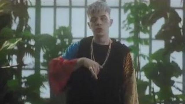 The t-shirt worn by Allj in the clip Элджей - Рваные джинсы