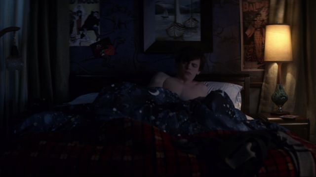 The duvet cover with all-star Harvey Kinkle (Ross Lynch) in The New Adventures of Sabrina (S01E05)