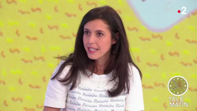 The t-shirt "navy stripes" worn by a columnist in the show Télématin