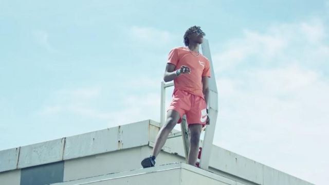 The Nike t-shirt Pink worn by Koba LaD in the clip Train of life