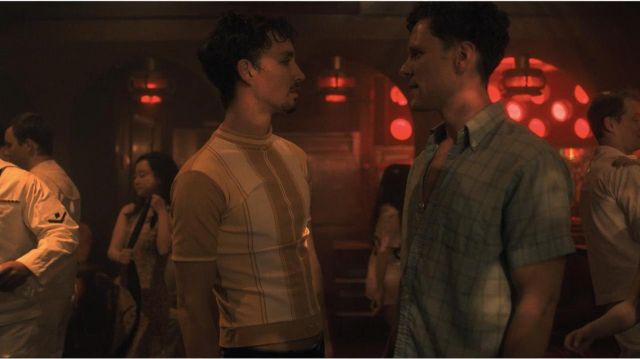 Orange/yellow and white vertical striped top worn by Klaus Hargreeves (Robert Sheehan) in The Umbrella Academy (S01E06)
