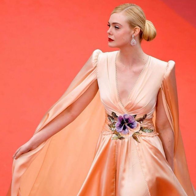 La robe longue en soie rose Gucci portée par Elle Fanning au Festival de Cannes le 14 mai 2019