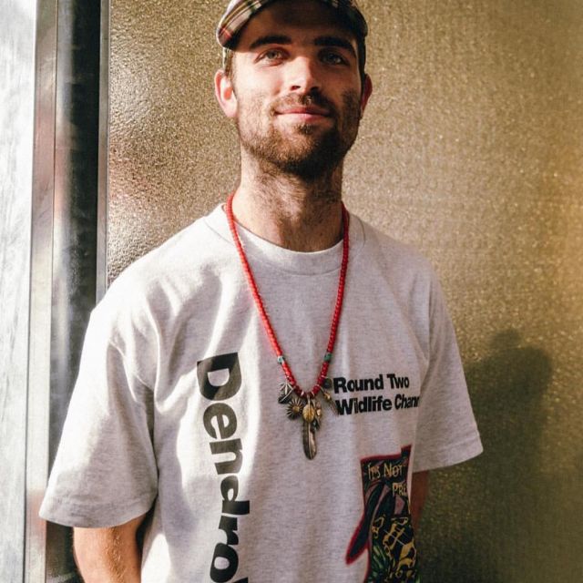The t-shirt from good old Sean Whotherspoon on the account Instagram @Sean_wotherspoon