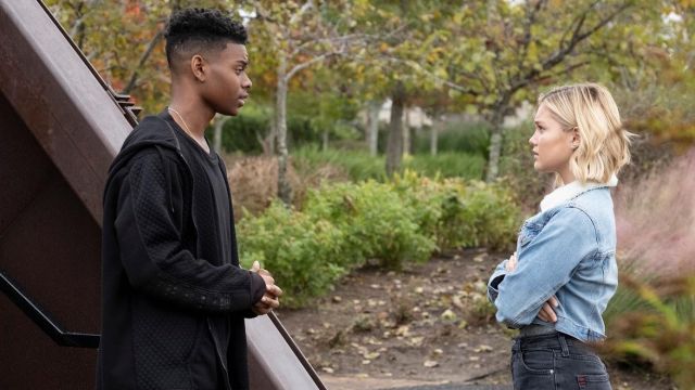 chaqueta con capucha usada por Cloak (Aubrey Joseph) en Cloak and Dagger S02E01