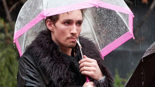 Clear Dome Pink Rim Umbrella used by Klaus Hargreeves (Robert Sheehan) in The Umbrella Academy (S01E01)
