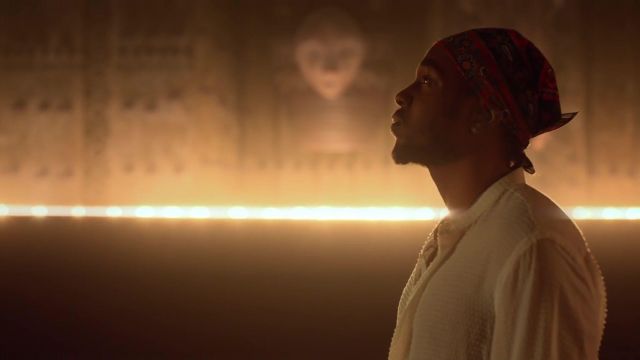 La chemise blanche de Kendrick Lamar dans son clip All The Stars avec SZA