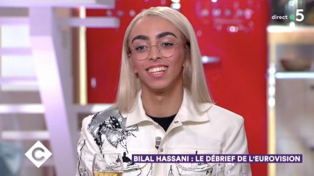La veste blanche imprimée portée par Bilal Hassani dans C à vous du 20 mai 2019