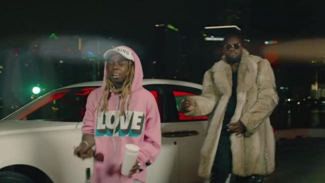The sweatshirt rose printed "LOVE" of Lil Wayne in the clip Corazon de Gims feat. Lil Wayne & French Montana