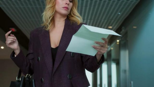 Le blazer à bouton violet foncé de Sara (Blanca Suárez) dans Malgré Tout
