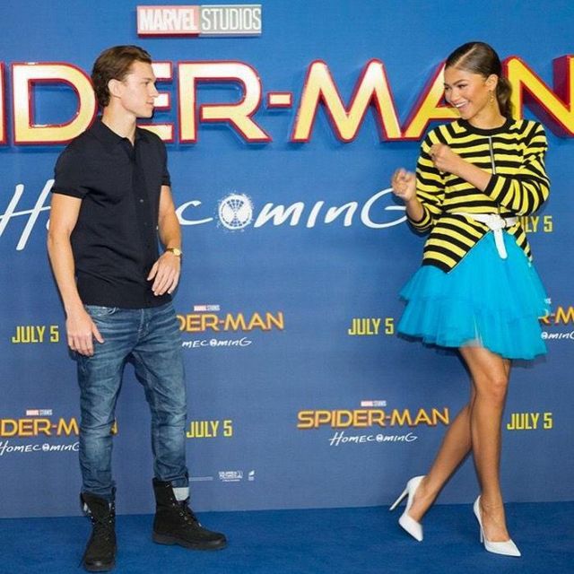 Navy Shirt porté par Tom Holland comme vu dans Spider-Man: Retour à la maison de la Conférence de Presse