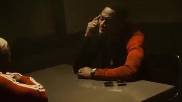 Le sweatshirt noir à manches rouges de Dadju dans le clip Muerte de Landy