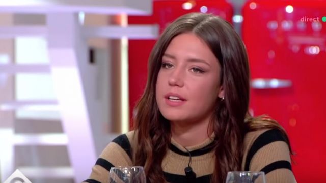 Le pull rayé noir et marron porté par Adèle Exarchopoulos dans C à vous le 22.05.2019