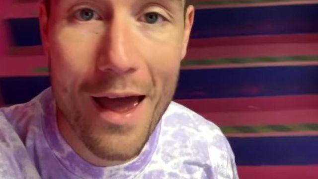 Le t-shirt à motif camouflage violet porté par Dan Smith dans le clip Joy de Bastille