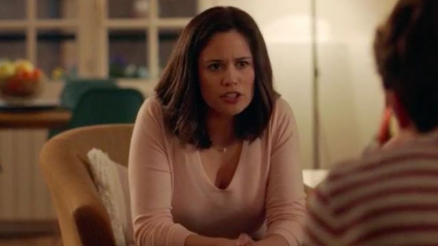 The sweater long sleeve pale pink Clementine (Lucy Lucas) in Clem (S09E05)