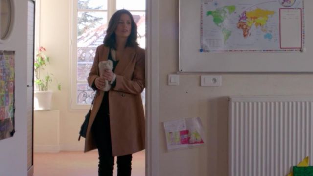 The coat-mid-length beige Clementine (Lucy Lucas) in Clem (Saison9 Episode6)