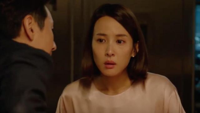 The dress long sleeves satin light pink worn by Yeon-Kyo, the wife of Mr. Park (Jo Yeo-jeong) in Parasite