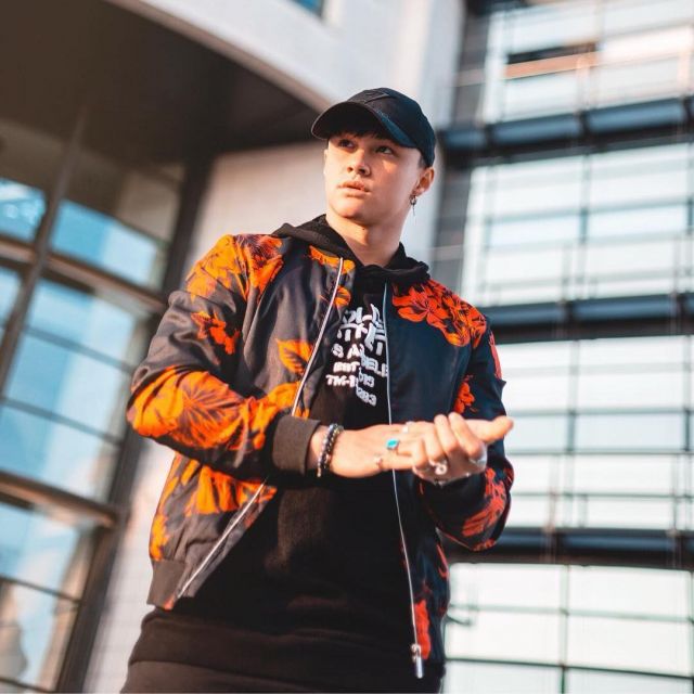 Le bomber noir avec motif rouge de Tristan Defeuillet-Vang sur son compte Ins­ta­gram @Tris­tan­de­feuillet­vang