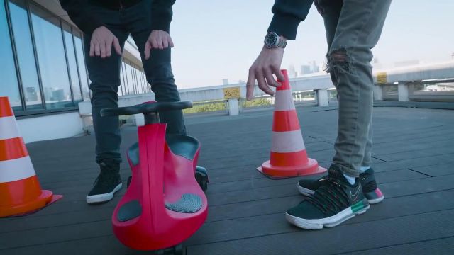 Les baskets Nike de Squeezie dans sa vidéo YouTube ON TESTE DES VÉHICULES IMPROBABLES