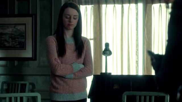 Pink textured sweater with gray trim worn by Abigail Hobbs (Kacey Rohl) in Hannibal (S01E12)