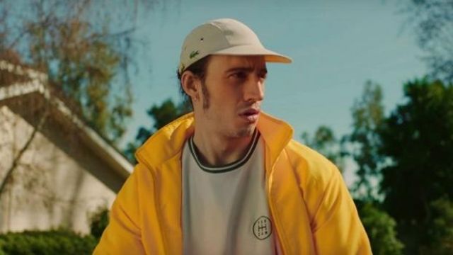 La veste jaune portée par Roméo Elvis dans son clip Dessert avec Le Motel