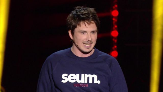 Le pull "Seum" porté par Guillermo Guiz dans Ça va Tacler