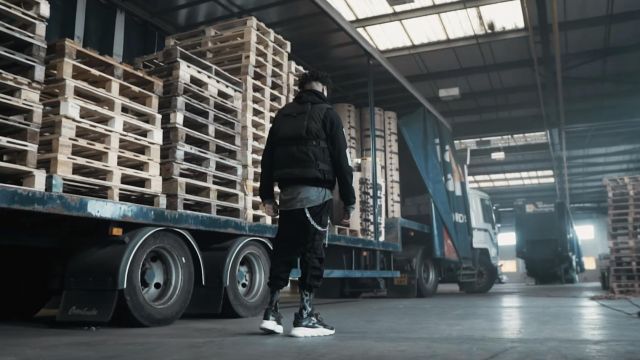 Pantalon Cargo porté par Scarlxrd comme on le voit dans son GXING LA DISTANCE la musique de la vidéo