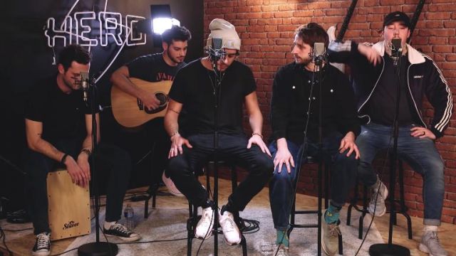 Les sneakers blanches portées par VSO dans son clip Sucre avec Maxenss