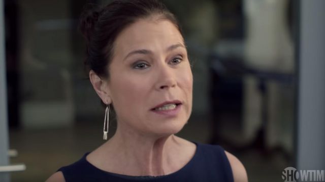 Pendiente gris usado por Helen Solloway (Maura Tierney) como se ve en The Affair (Temporada 05)
