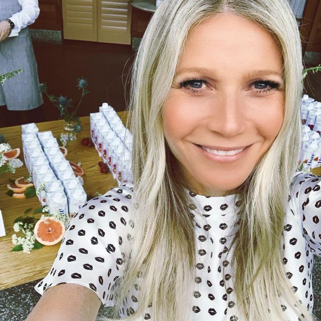 White t-shirt with lips worn by Gwyneth Paltrow for the elebration of the launch of the Flow water June 7, 2019