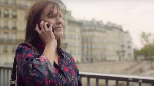 La Chemise Bleue à Fleurs Rouge Portée Par Mélanie Ana