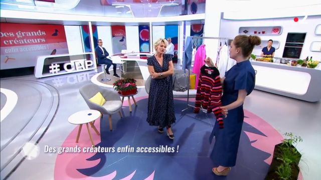 El vestido largo azul marino floral de Sophie Davant en el programa C'est au el 27 de junio de 2019