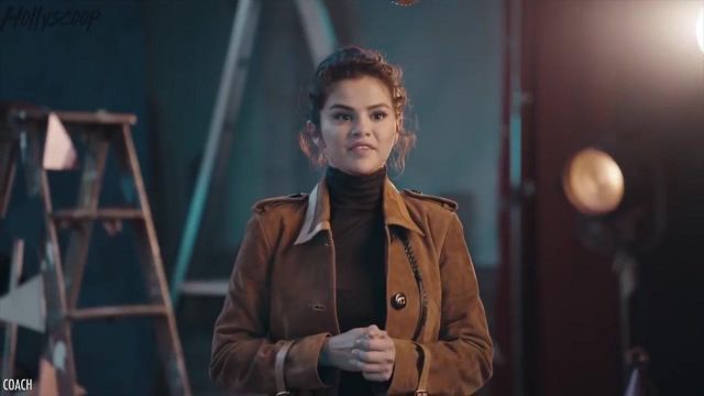 Veste marron porté par Selena Gomez, Coach est Super Adorable de Vacances Campagne! Vidéo YouTube