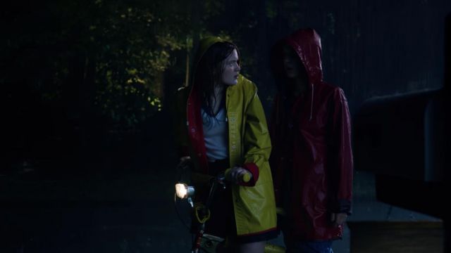 The waxed yellow and red of Max Mayfield (Sadie Sink) in Stranger Things (S03E03)