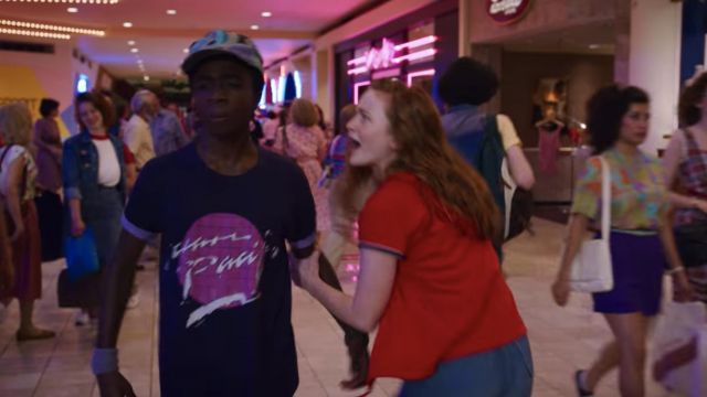 Camiseta usada por Lucas Sinclair (Caleb McLaughlin) como se ve en Stranger Things (S03E01)