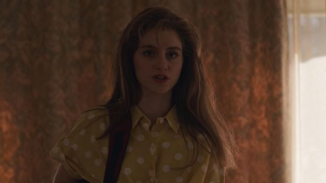 The yellow shirt with white polka dots worn by Regina Tiedemann (Lydia Makrides) in Dark (S02E03)