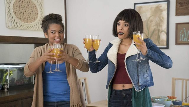 The biker jacket in denim and fur Chase (Kersey Clemons) in the Easy (S01E02)
