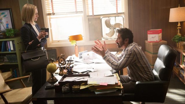 Bolso usado por April Quinn (Megan Stevenson) como se ve en Get Shorty (S01E01)