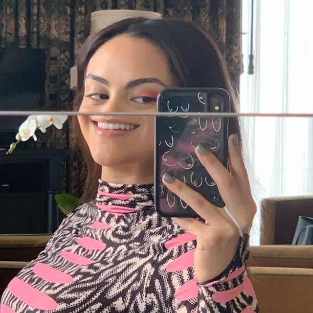 The shell of the phone used by Camila Mendes on his account Instagram @Camimendes