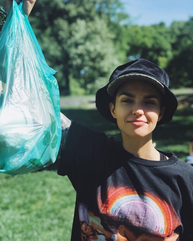 The t-shirt Ruby Pink on the account Instagram of @rubyrose