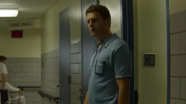 Bleu polo blanc avec des détails de noir de Holden Ford (Jonathan Groff) dans Mindhunter (S02E01)