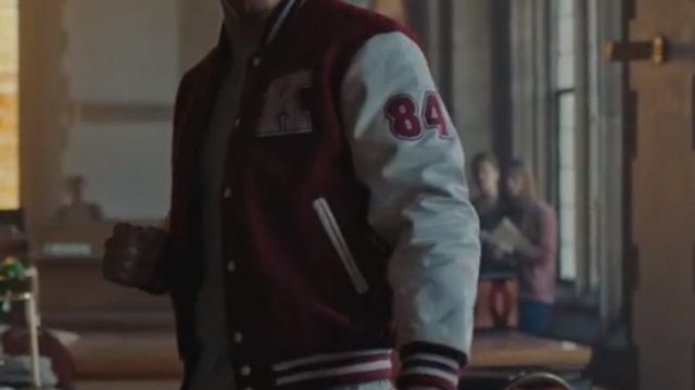 The teddy worn by Hank Hall (Alan Ritchson) in the series the Titans (S01 - E07)