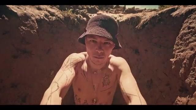Le bob à cornes rouges de Sully dans le clip « 346 oiseaux »