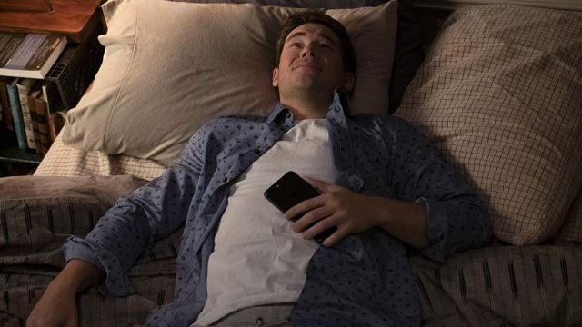 Chemise imprimée porté par Phil (Adam DeVine) comme on le voit dans Jexi