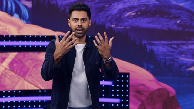 Abrigo azul usado por Hasan Minhaj en Patriot Act con Hasan Minhaj