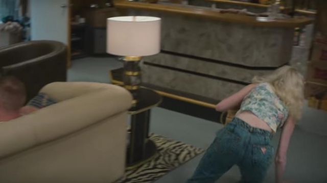 The jean worn by Annie Landsberg (Emma Stone) in Maniac (S01E04)