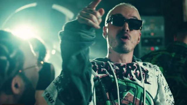 Color tag sweater worn by J Balvin in Que Calor music video by Major Lazer feat. El Alfa