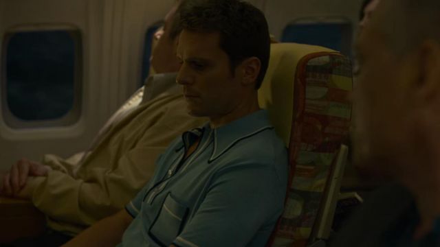 Baby blue knit polo de Holden Ford (Jonathan Groff) dans Mindhunter (S02E01)