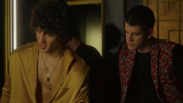 Necklaces worn by Valerio (Jorge López) as seen in Elite (S02E06)